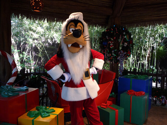 File:Goofy as Santa.jpg