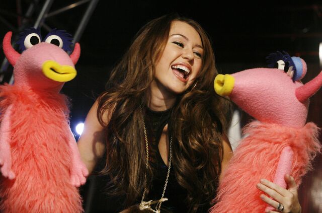 File:Miley cyrus snowths.jpg