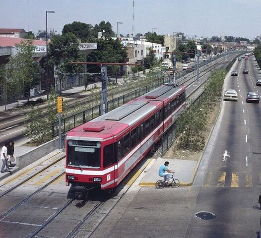 File:Tren ligero de Guadalajara.jpg
