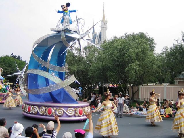 File:Disney's Dreams On Parade Moving On.jpg