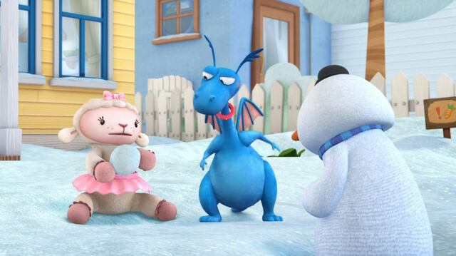 File:Lambie holds a snowball.jpg