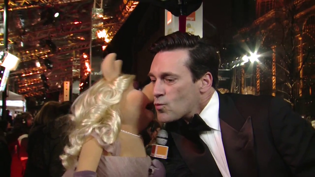 File:BAFTA-Awards-2012-Kiss-Piggy&JohnHamm.png