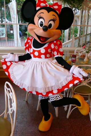 File:Minnie at Character Breakfast.jpg
