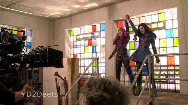 File:Descendants 2 - Photography - Mal and Evie.jpg