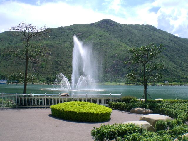 File:HK Disneyland Inspiration Lake 迪欣湖 20070616-03.jpg