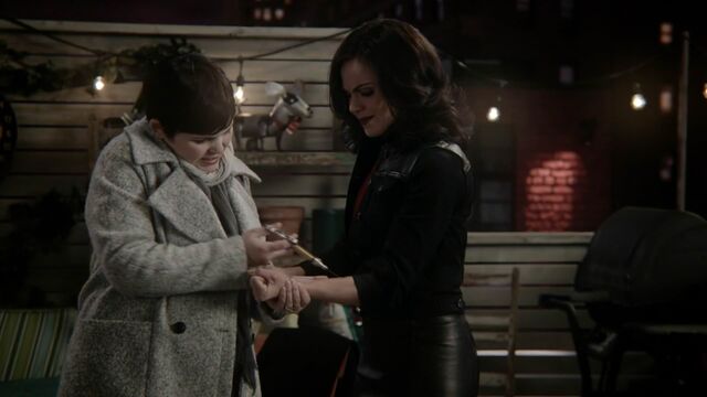 File:Once Upon a Time - 5x23 - An Untold Story - Snow Injects Regina.jpg