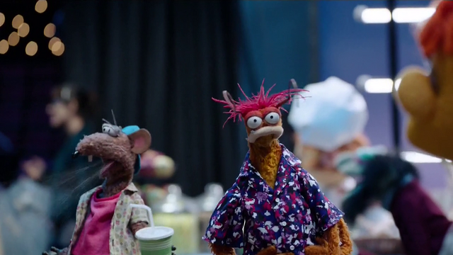 File:TheMuppets-S01E08-RizzoSpitting-Full.png