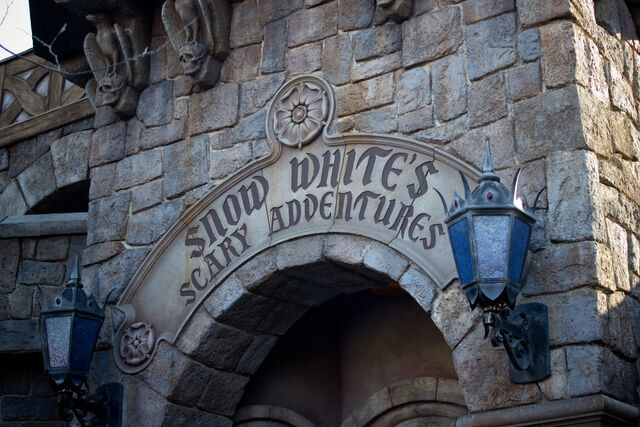 File:Snow White's Scary Adventures Entrance.jpg