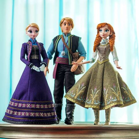 File:Elsa, kristoff, anna doll.jpg
