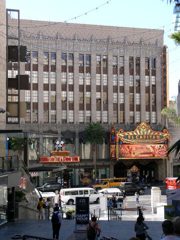 File:Hollywood El Capitan 3.jpg