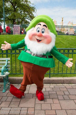 File:Happy disneythemeparks charactercentral.jpg