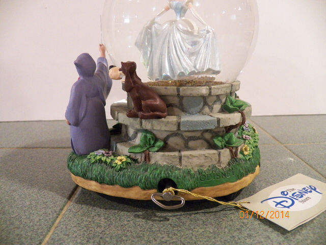 File:Cinderella Disney snow globe-2.jpg
