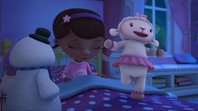 File:Lambie singing in bed.jpg