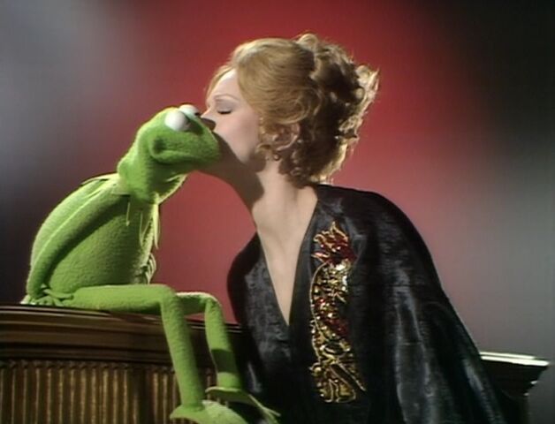 File:Juliet kisses Kermit.jpg