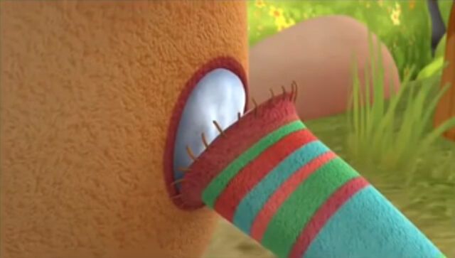 File:Charlie's ripped arm.jpg