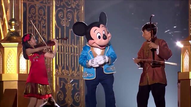 File:Mickey articulated debut Shanghai.jpg