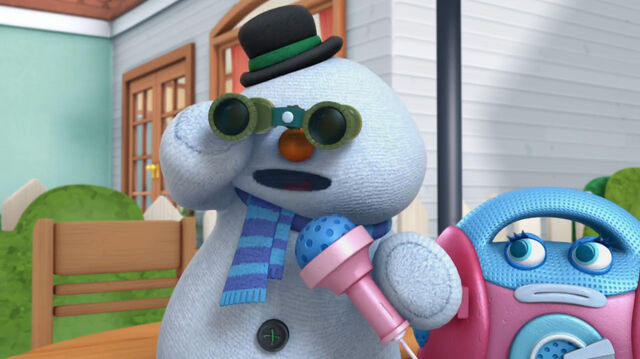 File:Chilly with binnoculars.jpg