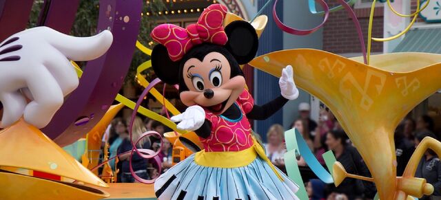 File:Minniemouse Parade.jpg