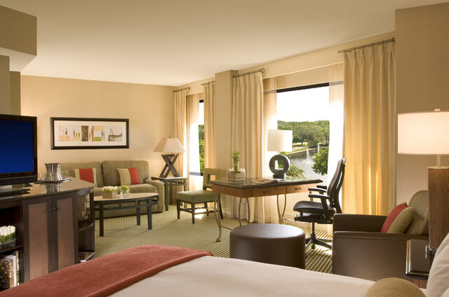File:Alcove Jr. Suite King.jpg