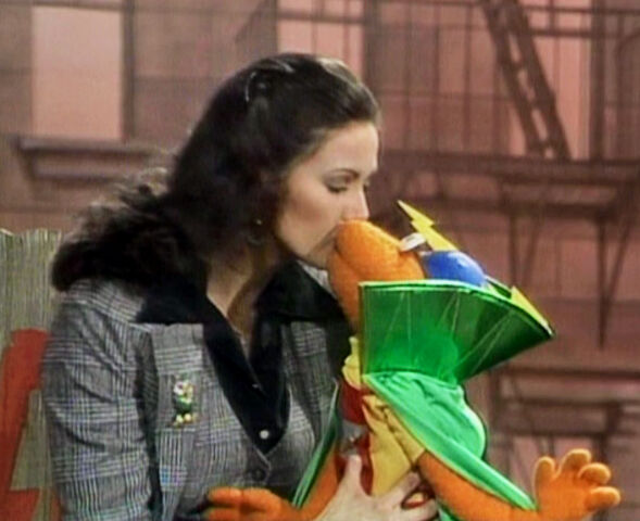 File:Lynda scooter kiss.jpg