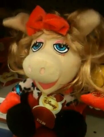 File:Miss piggy musical plush dan dee 2011.jpg