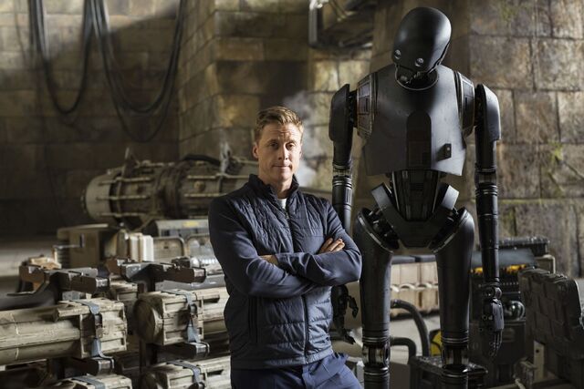 File:Alan Tudyk and K-2SO.jpg