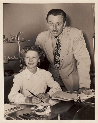 File:Kathy contract signing 600.jpg
