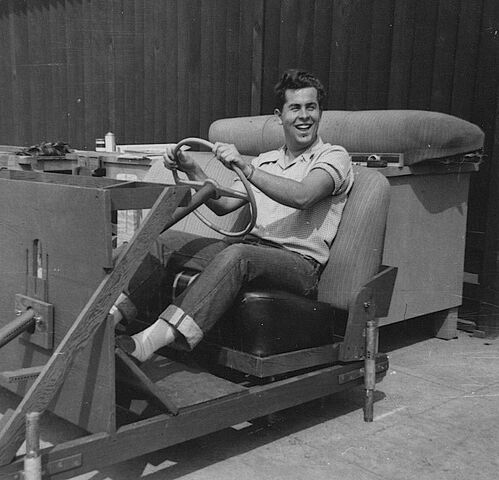 File:Bob-Gurr 18-Years-Old Art-Center 1950.jpg