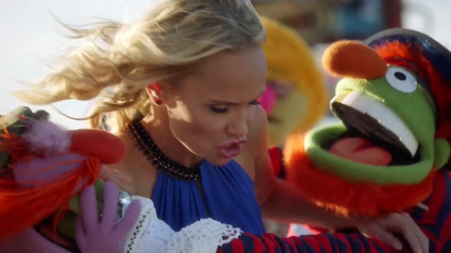 File:TheMuppets-S01E06-EM-OutsideFighting04.png