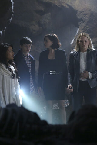 File:Once Upon a Time - 6x05 - Street Rats - Photography - Jasmine, Henry, Regina and Emma.jpg