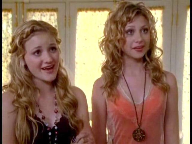 File:Taylor and Courtney.jpg