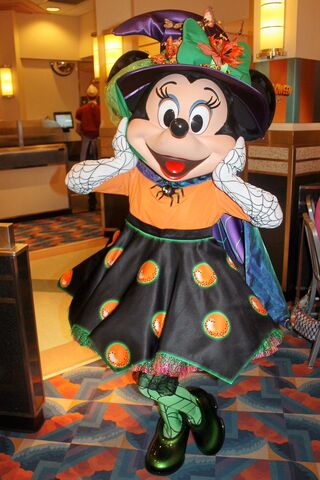 File:Minnie at Minnie's Halloween Dine2.jpg