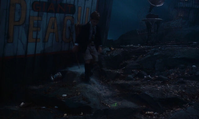 File:James-giant-peach-disneyscreencaps com-2081.jpg