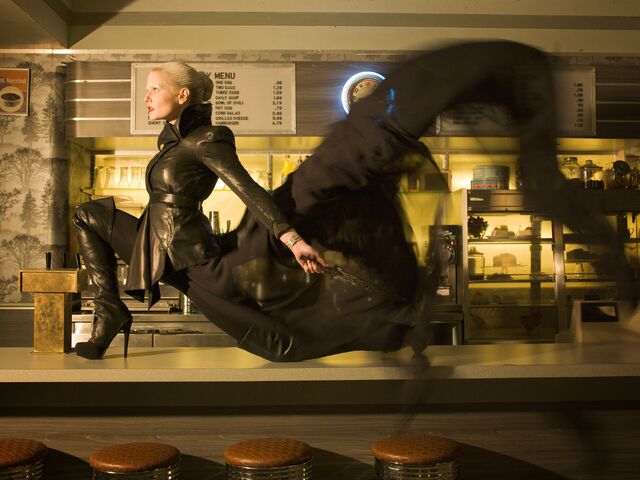 File:Dark Swan with Dagger.jpg