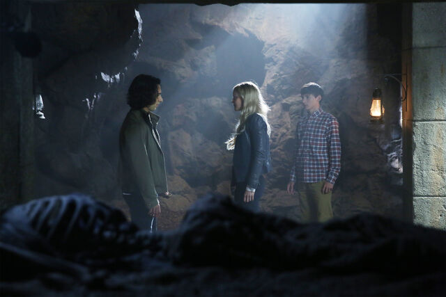 File:Once Upon a Time - 6x05 - Street Rats - Photography - Aladdin and Emma 2.jpg