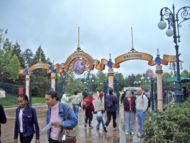 File:Entrance of Disneyland Paris.jpg