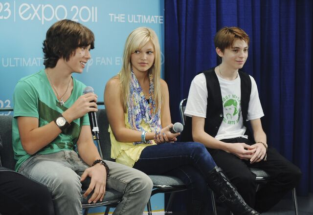 File:D23-Leo-Howard.jpg