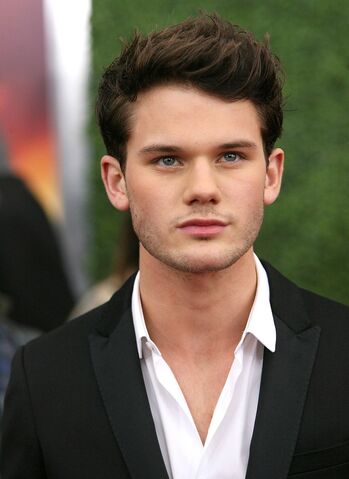 File:Jeremy-irvine-premiere-war-horse-01.jpg