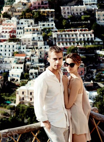 Fichier:Theo & Shai In Style 2.jpg