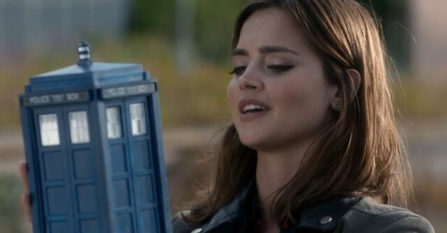 Ficheiro:Clara segura a TARDIS.jpg