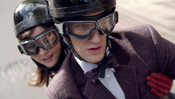 The Bells of Saint John - Clara y el Doctor en moto.png