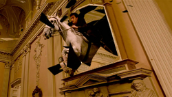 TGITF - El Doctor atraviesa la ventana hacia 1758.png