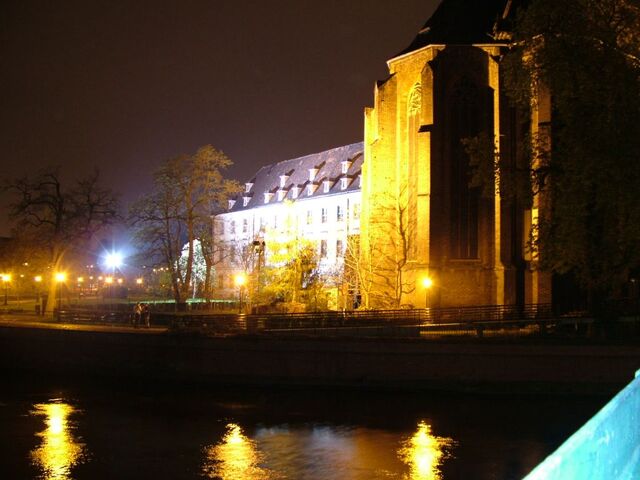 Plik:BibliotekaUniwersyteckaNoca.jpg