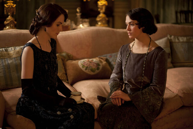 Archivo:Downton Abbey Season Three Ladies Sybil and Mary Discuss Sybil's New Life.jpg