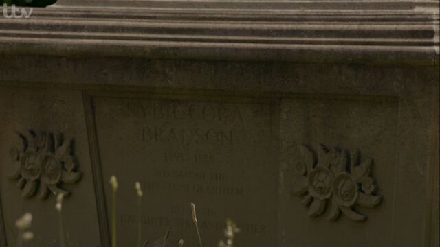 File:Sybil's Grave.jpg