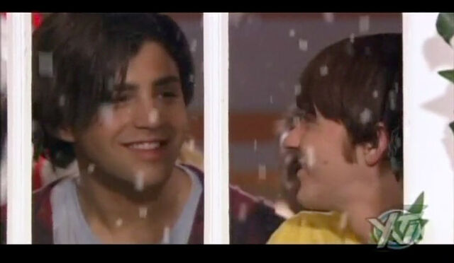 File:Merry-christmas-drake-and-josh-20.jpg