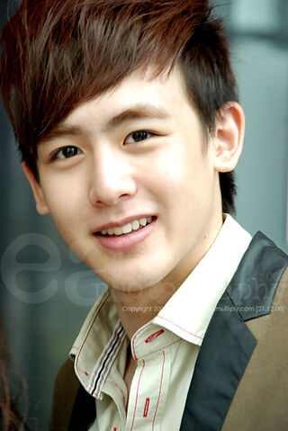 Archivo:NichKhun-nichkhun-23160653-534-799.jpg