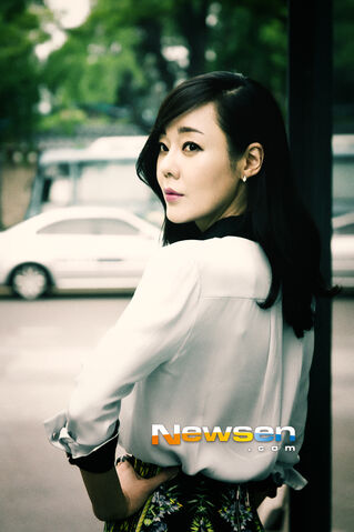 Archivo:Kim Yoon Jin21.jpg