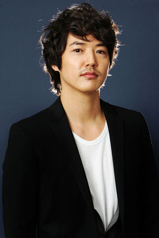 Archivo:Yoon Sang Hyun4.jpg
