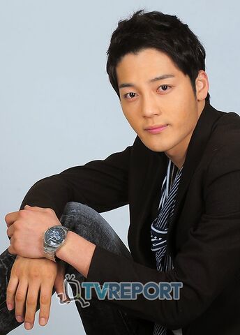 Archivo:Kim Jin Woo (1983).jpg